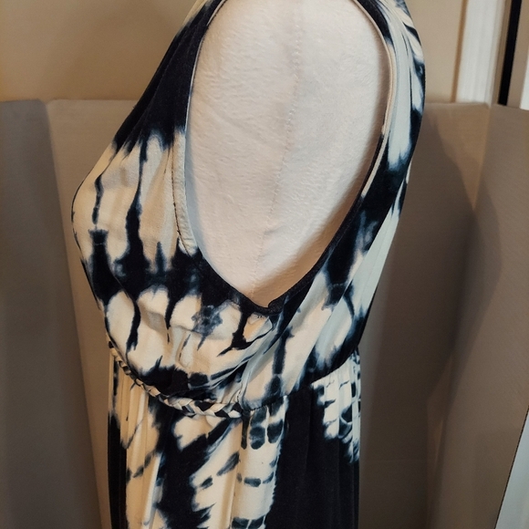 Chelsea & Theodore Blue and White V Neck Sleeveless - Picture 3 of 7